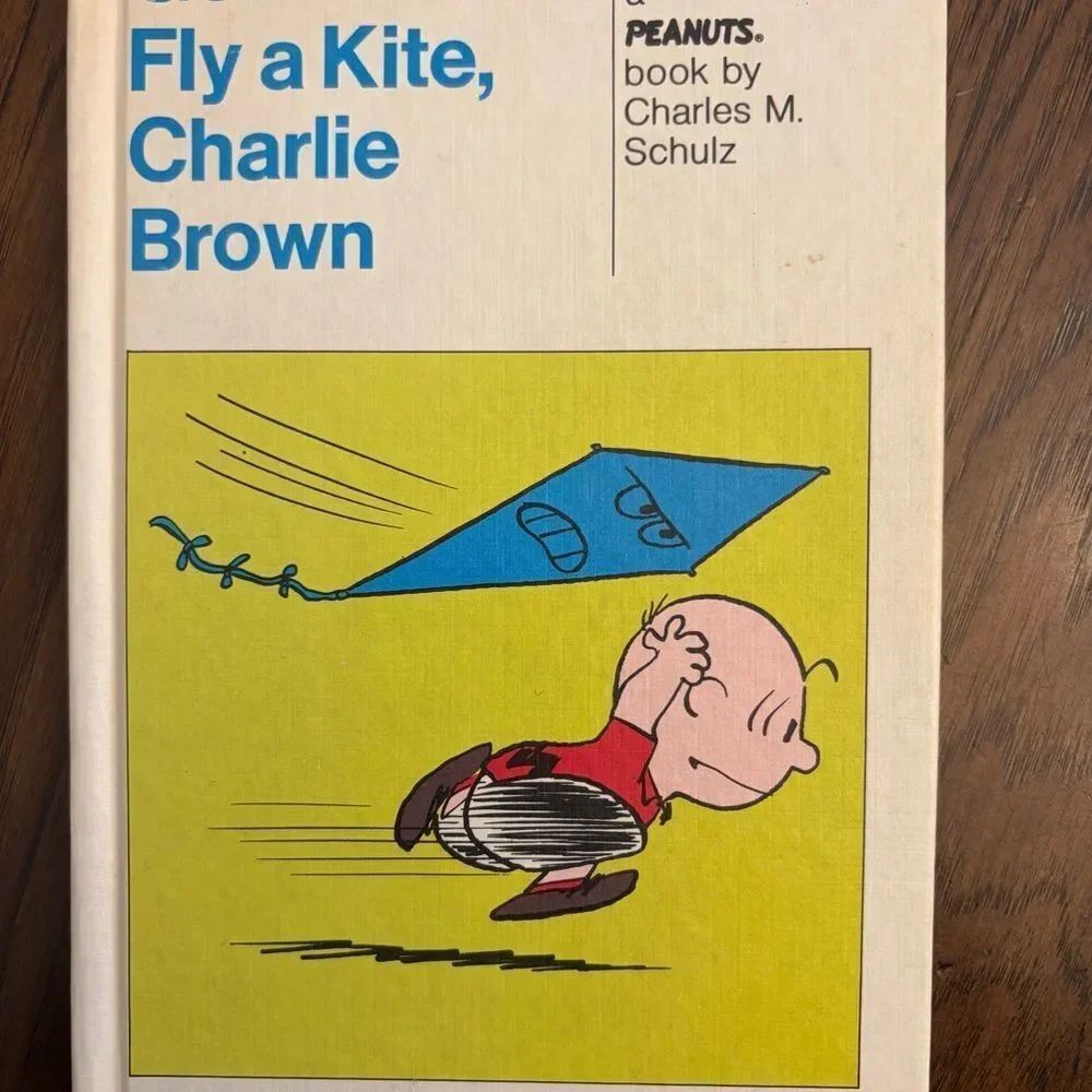 Fly a Kite, Charlie Brown Book. Vintage small weekly reader hardcover 1960 book